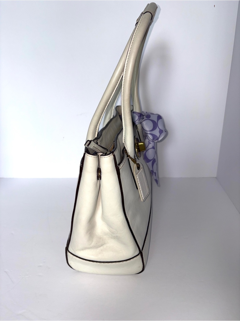 Coach White Leather Shoulder Bag with Lavender Bow - Picture 4 of 11